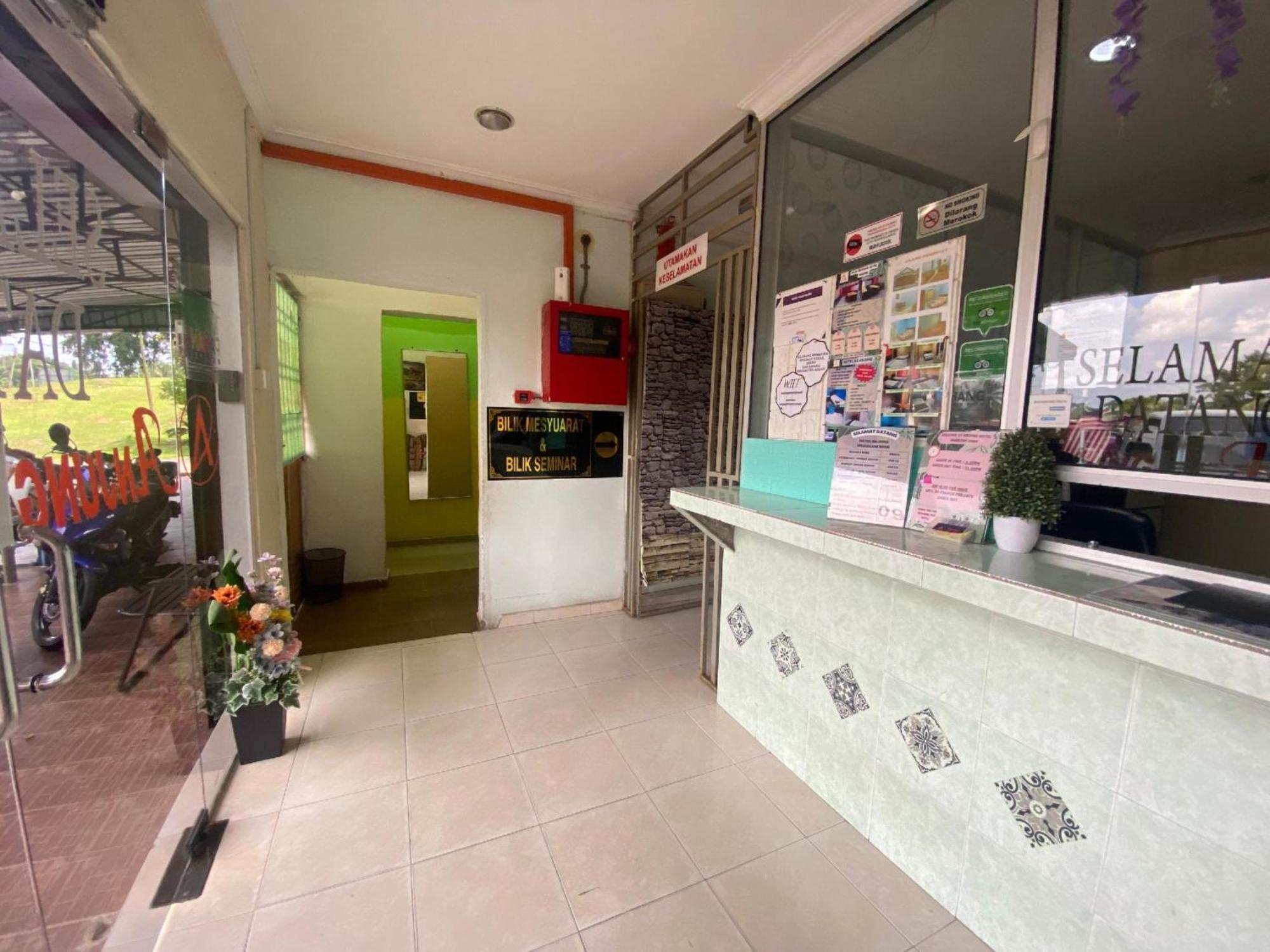Oyo 91065 Hotel De Anjung Muadzam Shah Dış mekan fotoğraf